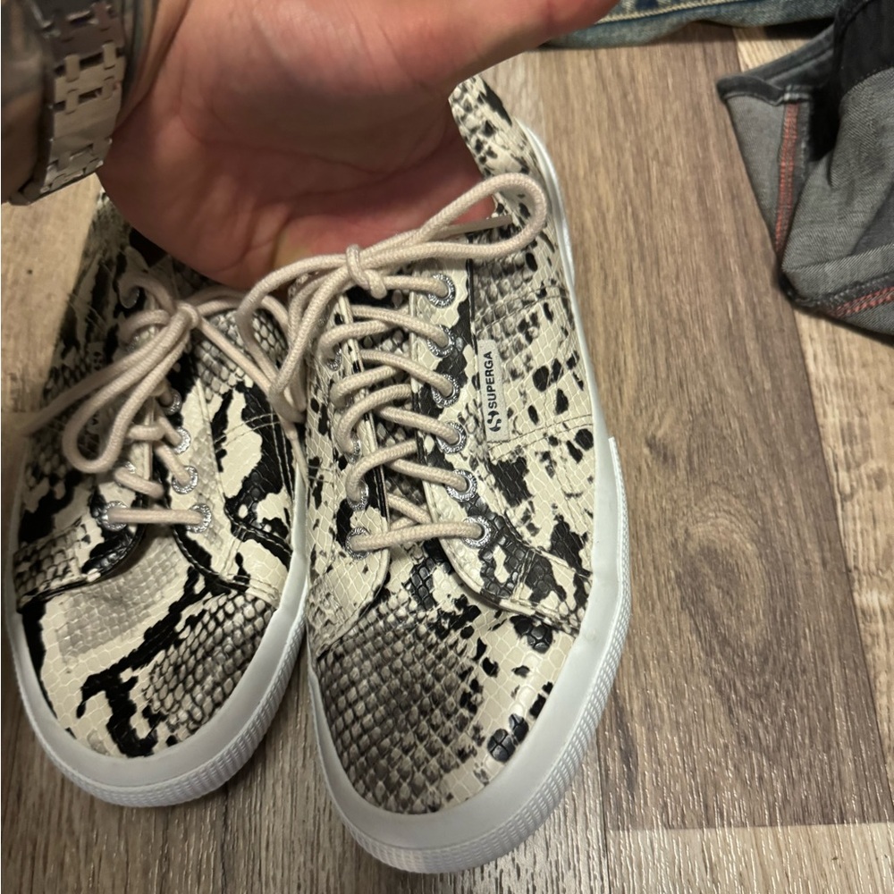 Shoes in perfect condition snake style size 8 US men